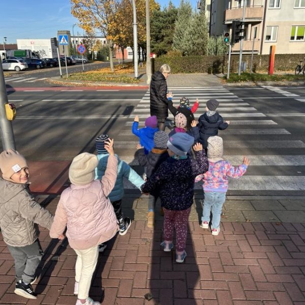 Dzieci przechodzą przez ulicę
