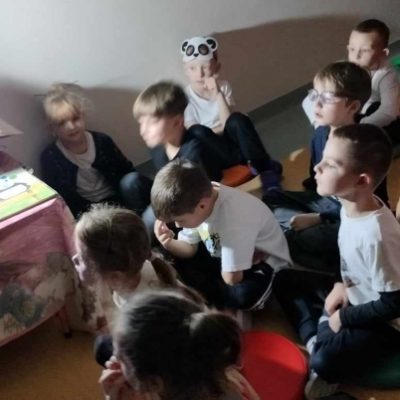 Dzieci słuchają informacji o pandzie