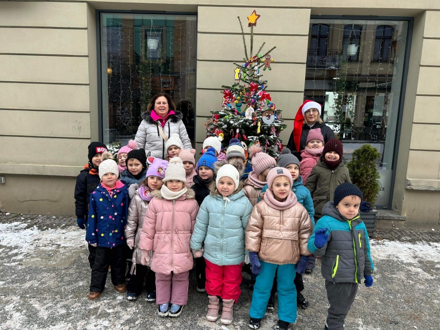 Dzieci na tle choinki
