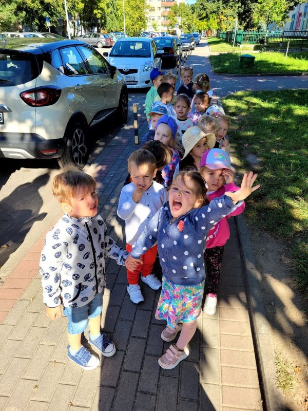 Spacer dzieci po okolicy przedszkola
