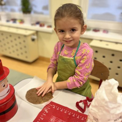 Dziewczynka przygotowuje ciasto na pierniki