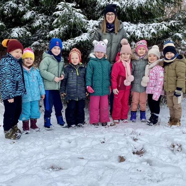 Grupa III wraz z przedszkolanką w trakcie zimowego spaceru
