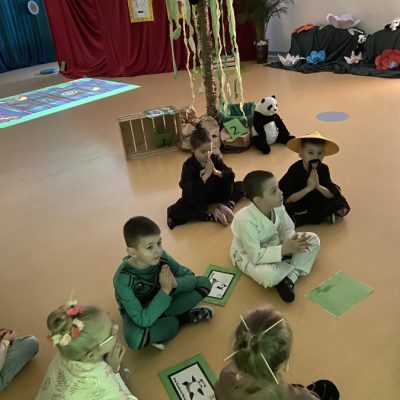 Dzieci uczą się o życiu pand