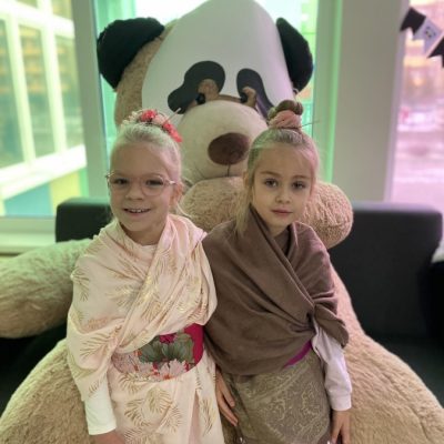 Dwie dziewczynki z maskotką pandy