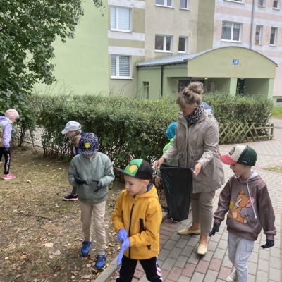 Dzieci biorą udział w akcji Sprzątamy dla Polski