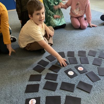 Chłopiec bierze udział we wróżeniu z kart
