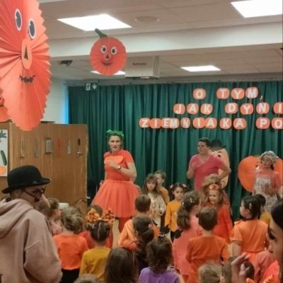 Przedszkolaki świętują Dzień Dyni bawiąc się razem