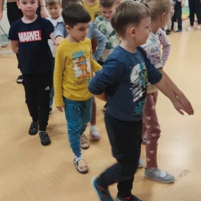 Dzieci tańczące ludowe polskie i ukraińskie tańce