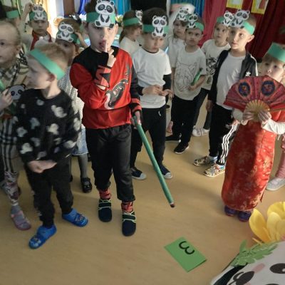 Dzieci w maskach pand