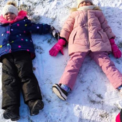 Dzieci leżące na śniegu