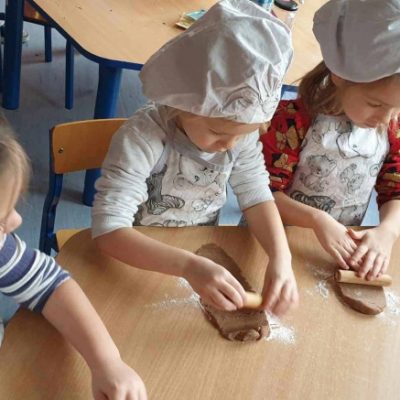 Dzieci w trakcie pracy nad ciasteczkami