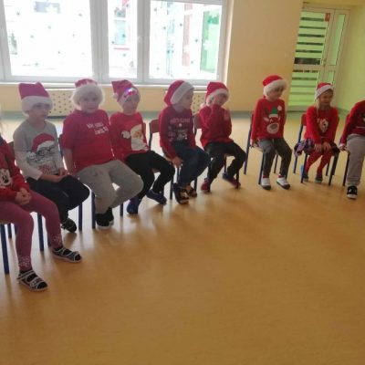 Dzieci na spotkaniu z Mikołajem