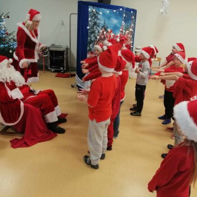Występ dzieci przed Mikołajem