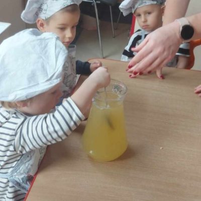 Dzieci przygotowują smakową wodę