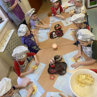 Dzieci w kapeluszach kucharzy