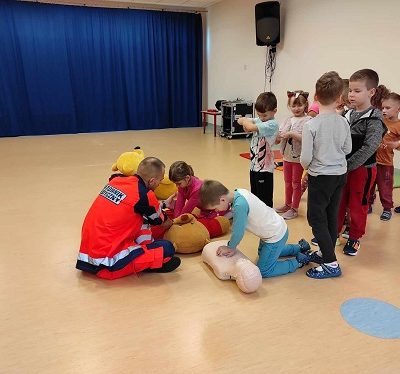 Dzieci ćwiczą udzielanie pierwszej pomocy