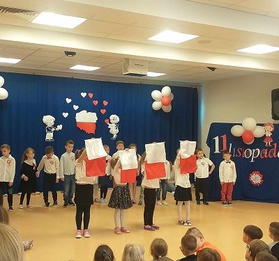 Dzieci prezentują flagę Polski