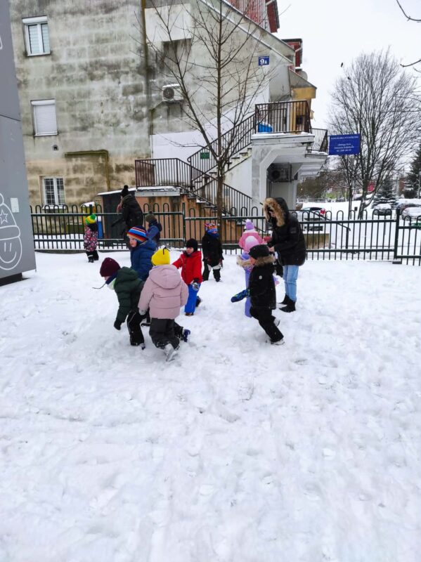 Zimowe zabawy w grupie ,, Żabek”