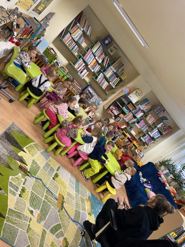 Pszczółki w bibliotece