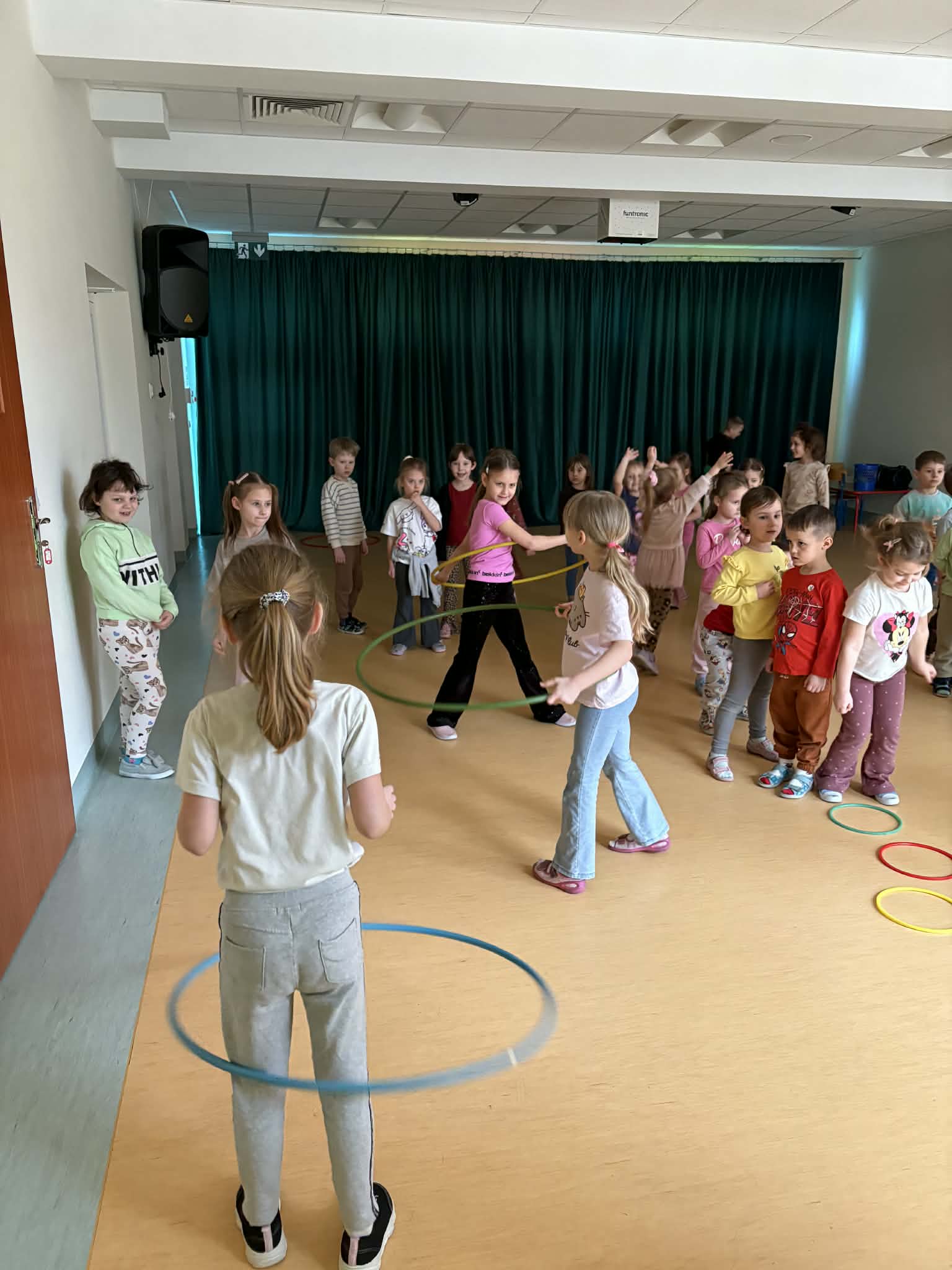 „Małe serca, wielkie emocje” – podwórkowe zabawy naszych rodziców